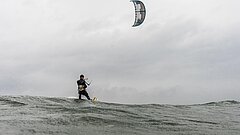 Kite Surfen auf Juist in der Nordsee mit Wind und Wellen