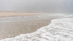 Wellen am Strand auf Juist