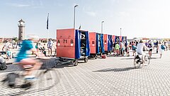 Koffercontainer nach Anreise mit der Inselfähre am Juister Hafen