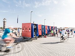 Koffercontainer nach Anreise mit der Inselfähre am Juister Hafen