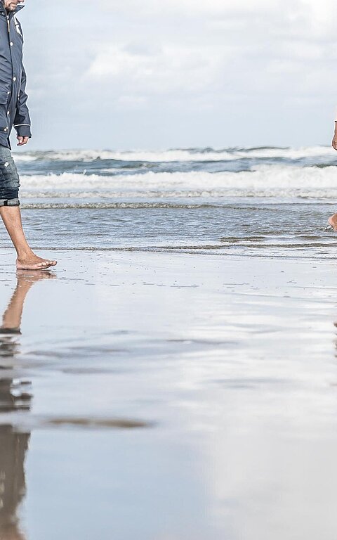 Paare am Juister Strand beim Spazierengehen