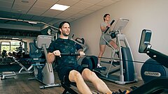 Ausdauertraining im TöwerVital auf der Rudermaschine und dem Stepper im Fitnessstudio auf Juist