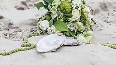 Hochzeit auf Juist am Strand mit Blumenstrauß