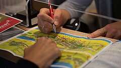 Beratung in den Tourist-Informationen auf Juist auf einer Landkarte